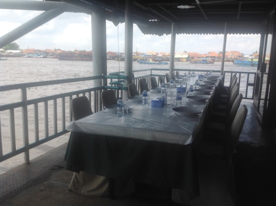 meja makan di dek luar riverside