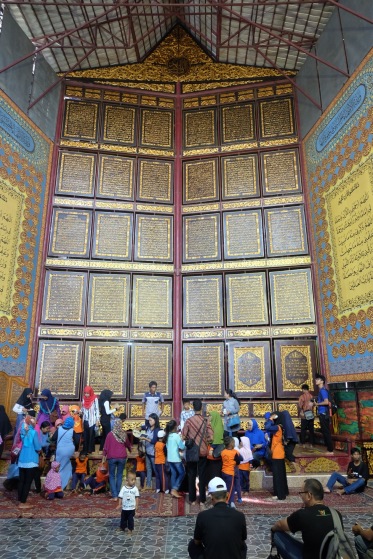Setiap hari Al-Quran Al Akbar selalu dikunjungi oleh banyak orang baik warga Palembang maupun turis lokal dan mancanegara